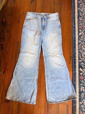 Wrangler Wanderer High Rise Flare - Light Wash - 29 / 32
